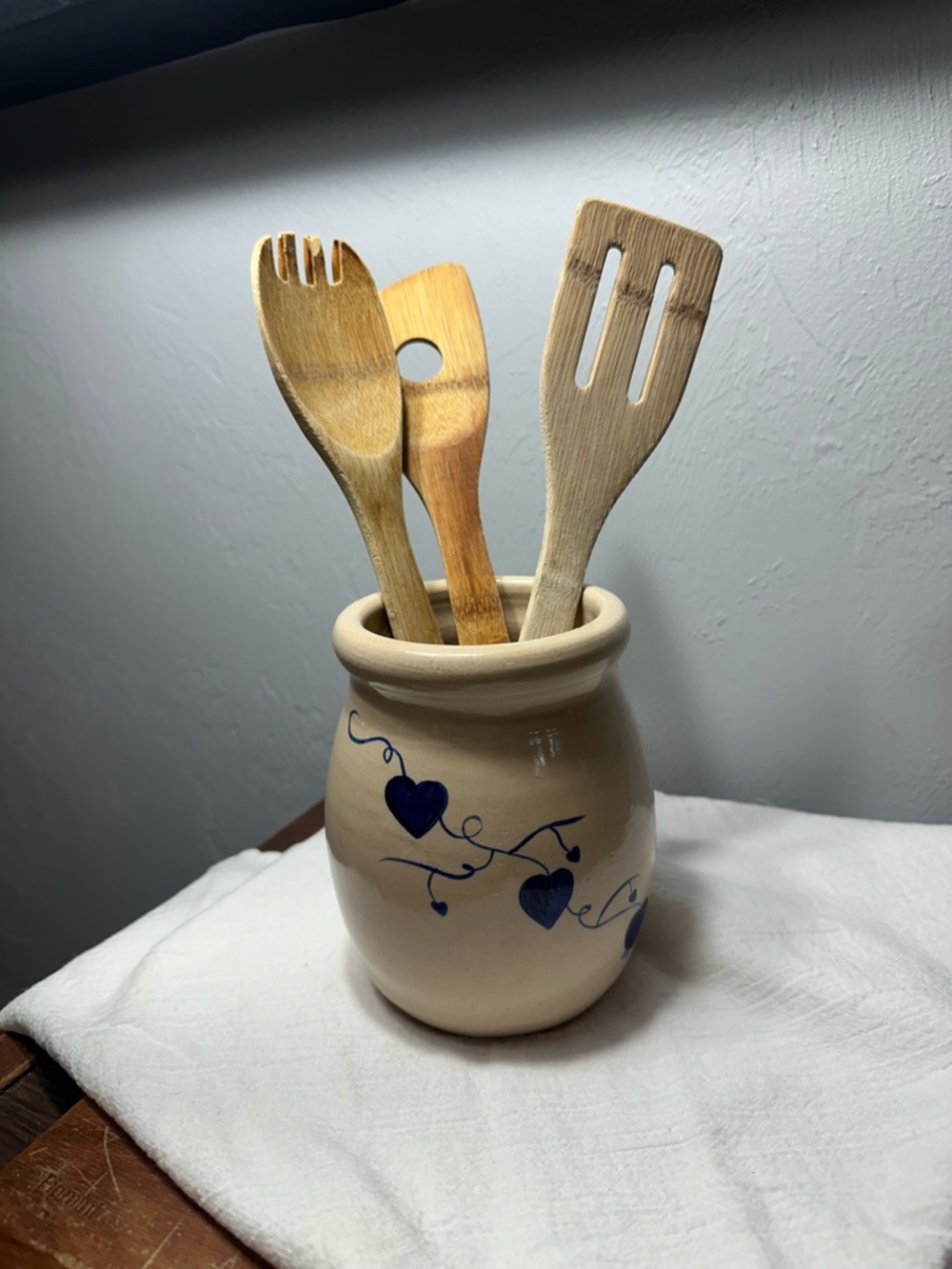 Vintage Hand-Painted Ceramic Utensil Crock with Blue Heart Vine - Picture 2 of 6